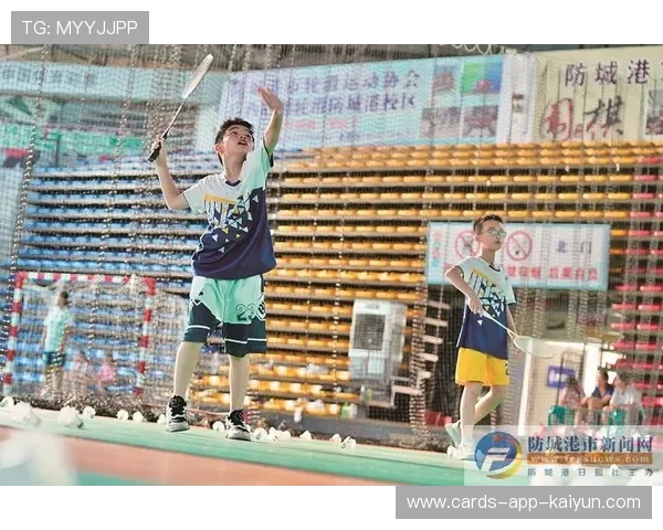 羽毛球选手的旋转奇迹：挥拍挥到转圈的精彩瞬间